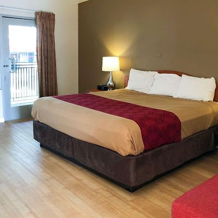 Econo Lodge Inn & Suites Oakland Airport Экстерьер фото
